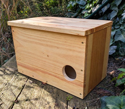Caja nido para cernícalo primilla de madera con entrada circular de 65 mm