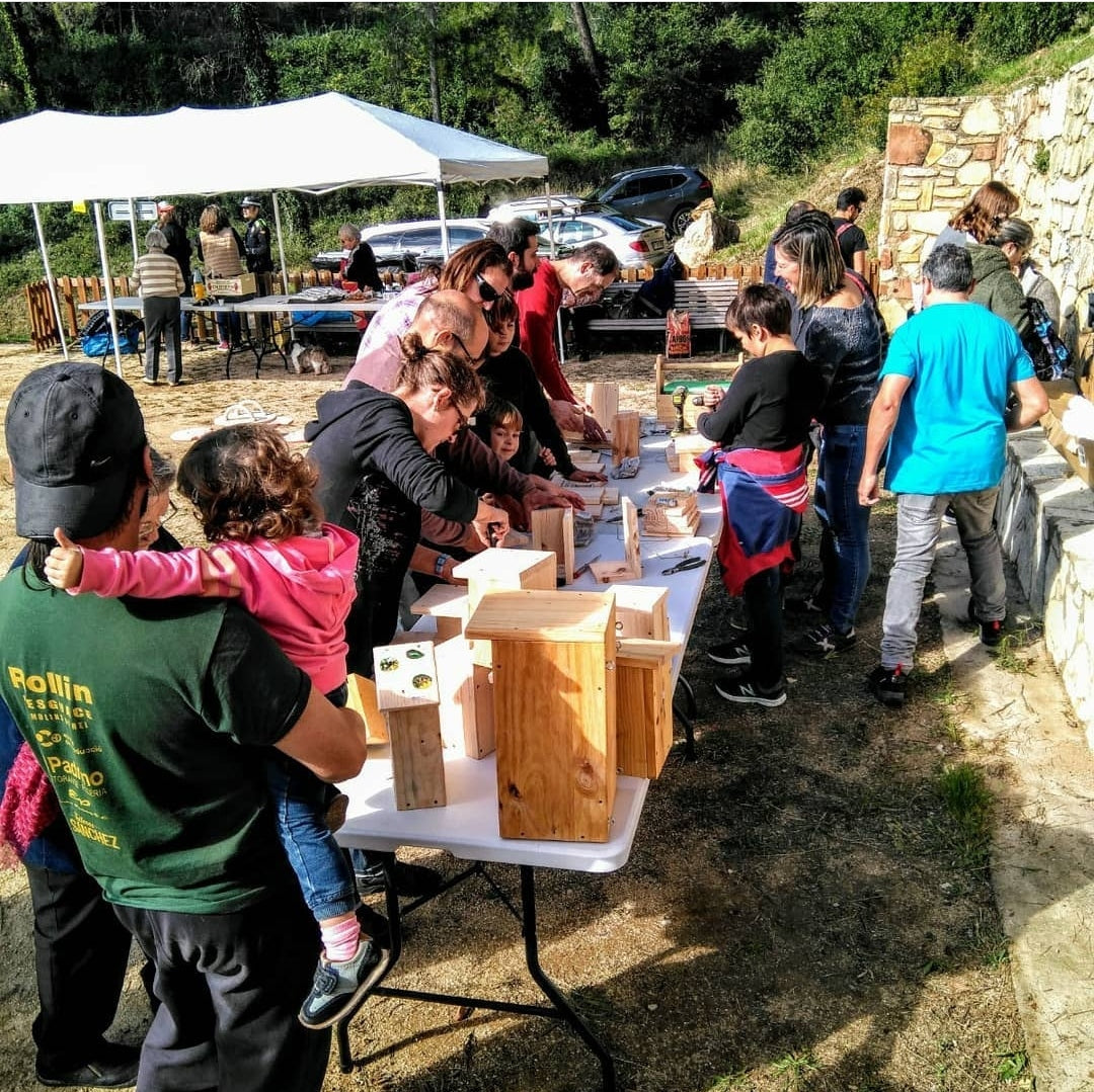 grupo montando cajas nido en taller de educación ambiental