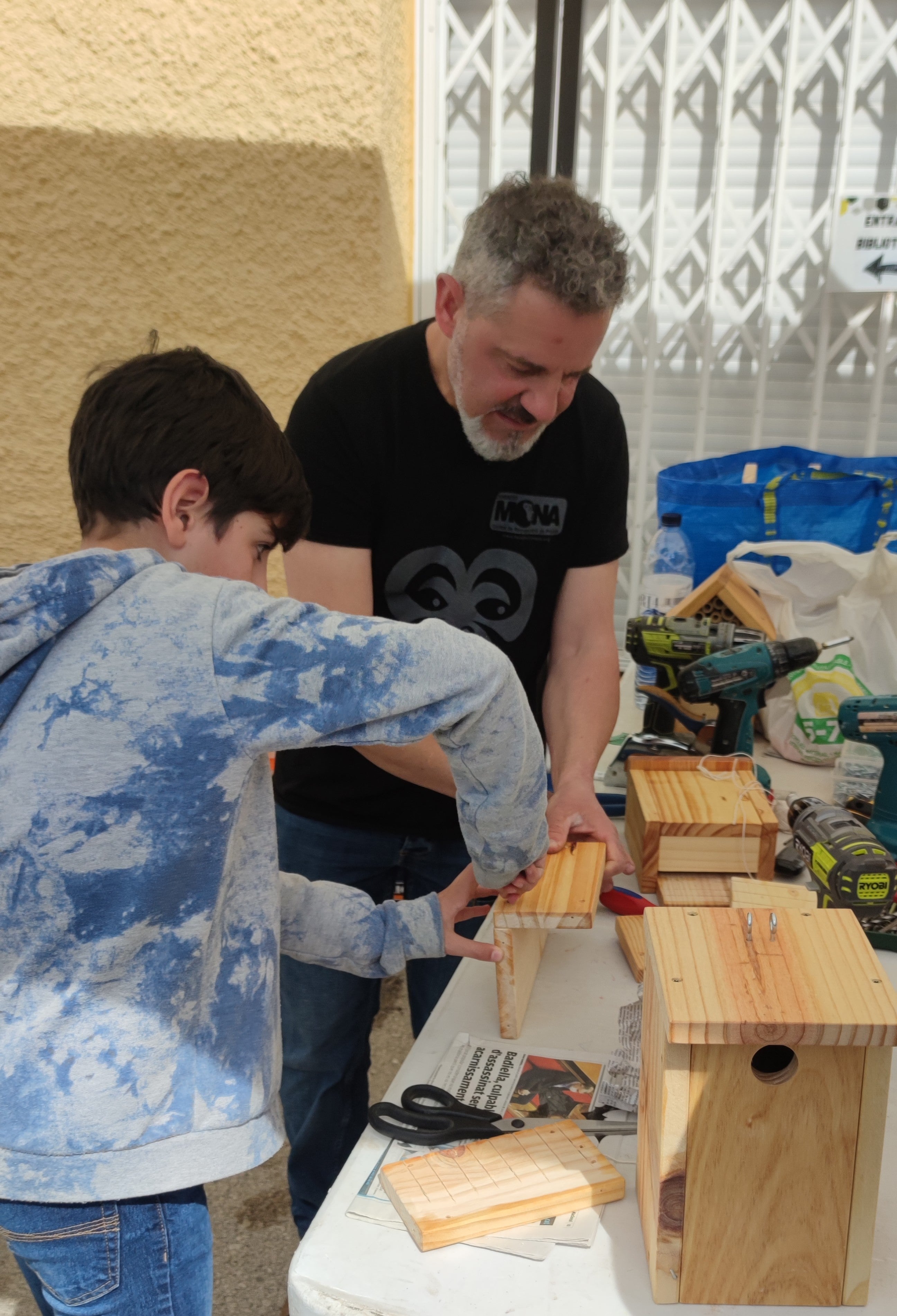 construcción de caja nido en taller de educación ambiental
