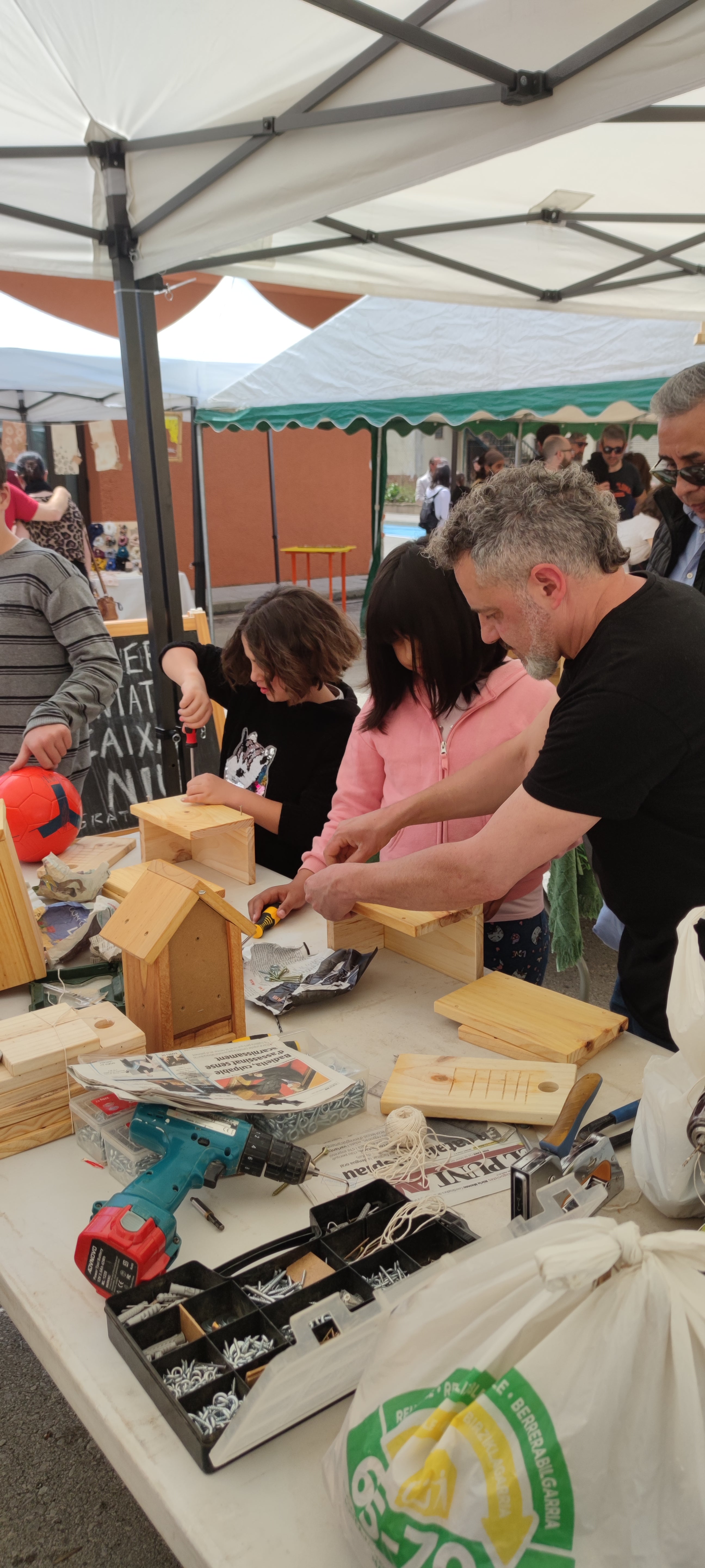 taller de educación ambiental construyendo cajas nido