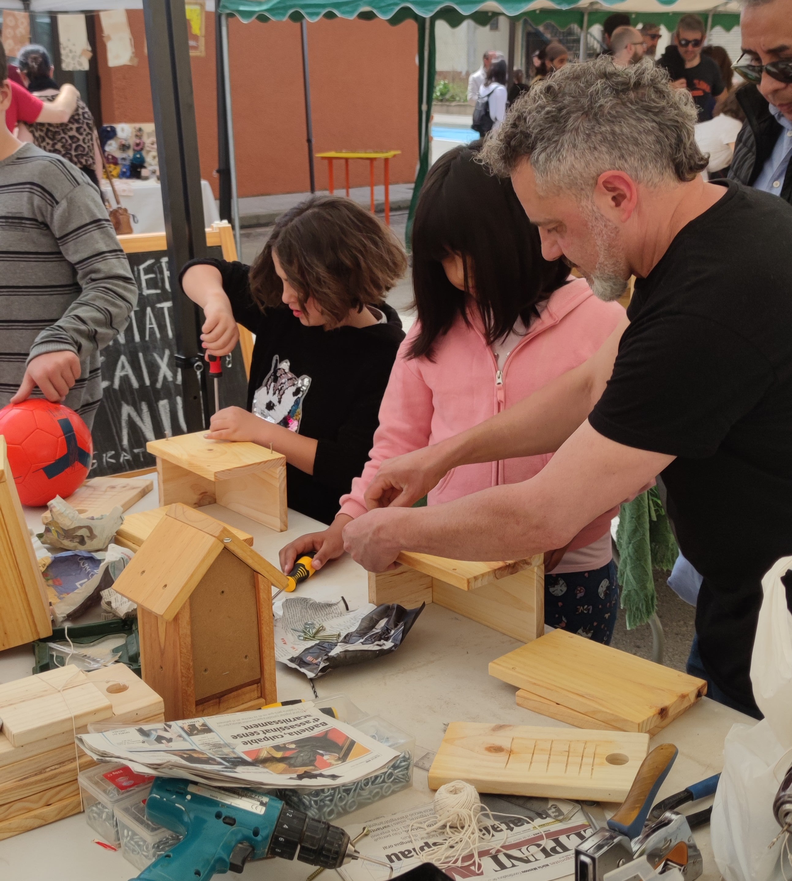 taller d'educació ambiental construint caixes niu